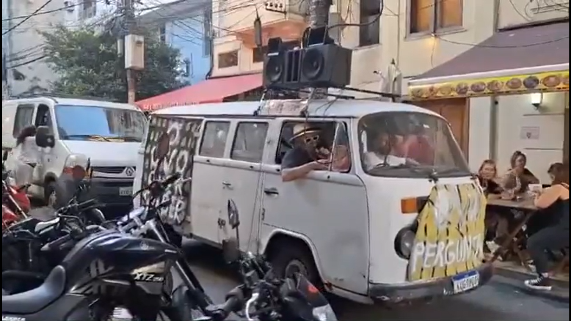 Carro do ovo viraliza ao criticar PL do Estupro no Rio