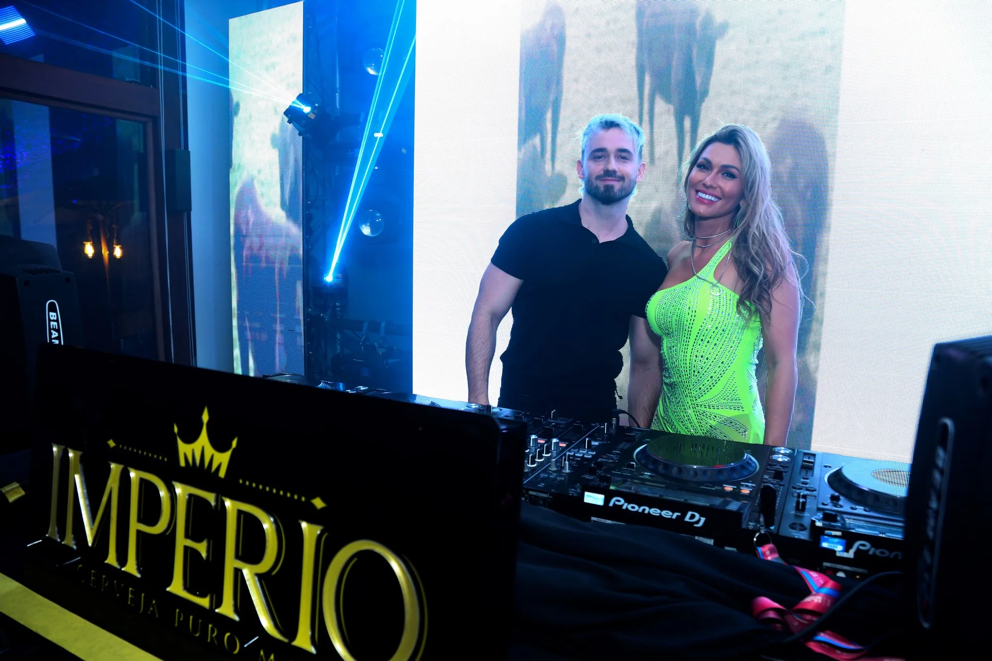 DJ Sevenn e Livia Andrade - Foto: Vera Donato