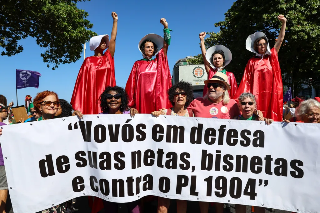 Rio de Janeiro (RJ), 23/06/2024 – Protesto contra o PL 1904/24 reúne manifestantes na praia de Copacabana, na zona sul da capital fluminense. Foto: Tomaz Silva/Agência Brasil