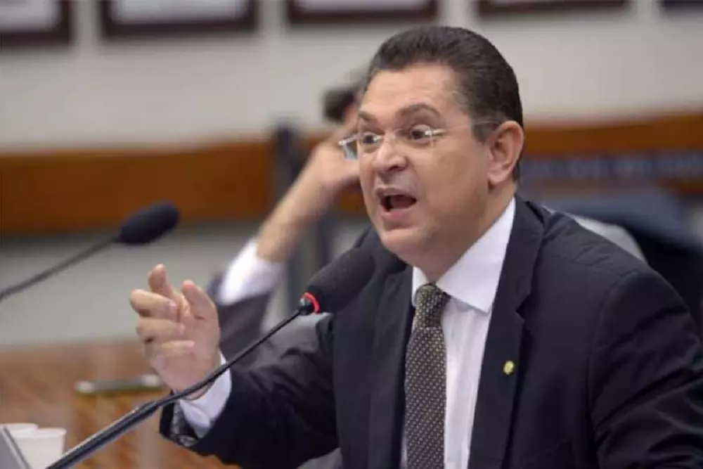 Deputado Sóstenes Cavalcante durante sessão na Câmara dos Deputados.