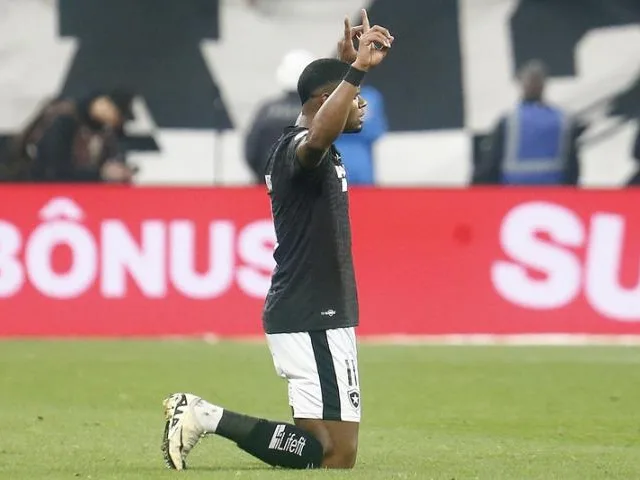 Junior Santos comemora o gol do triunfo do Glorioso sobre o Timão (Crédito: Vitor Silva/SAF Botafogo)