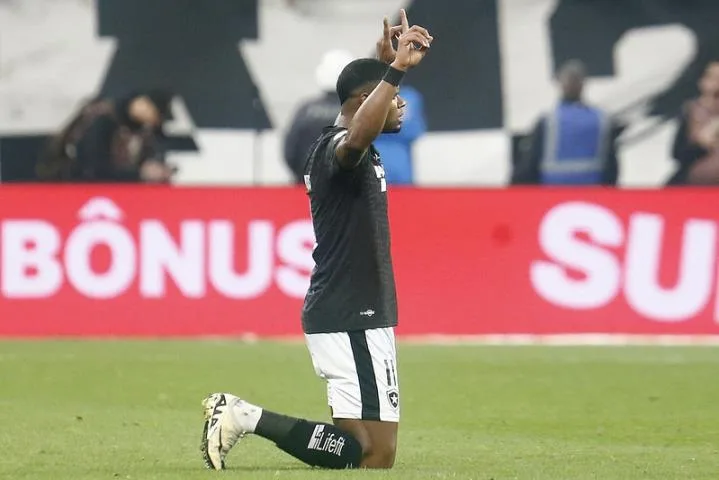 Junior Santos comemora o gol do triunfo do Glorioso sobre o Timão (Crédito: Vitor Silva/SAF Botafogo)