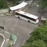 Ônibus sequestrado por criminosos e usado como barricada em operação policial no Rio de Janeiro.