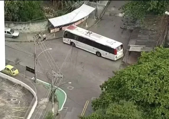 Ônibus sequestrado por criminosos e usado como barricada em operação policial no Rio de Janeiro.