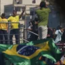 Rio de Janeiro (RJ) 21/04/2024 – O ex-presidente Jair Bolsonaro e sua esposa Michelle Bolsonaro reúnem apoiadores em manifestação política na orla de Copacabana. Foto: Fernando Frazão/Agência Brasil