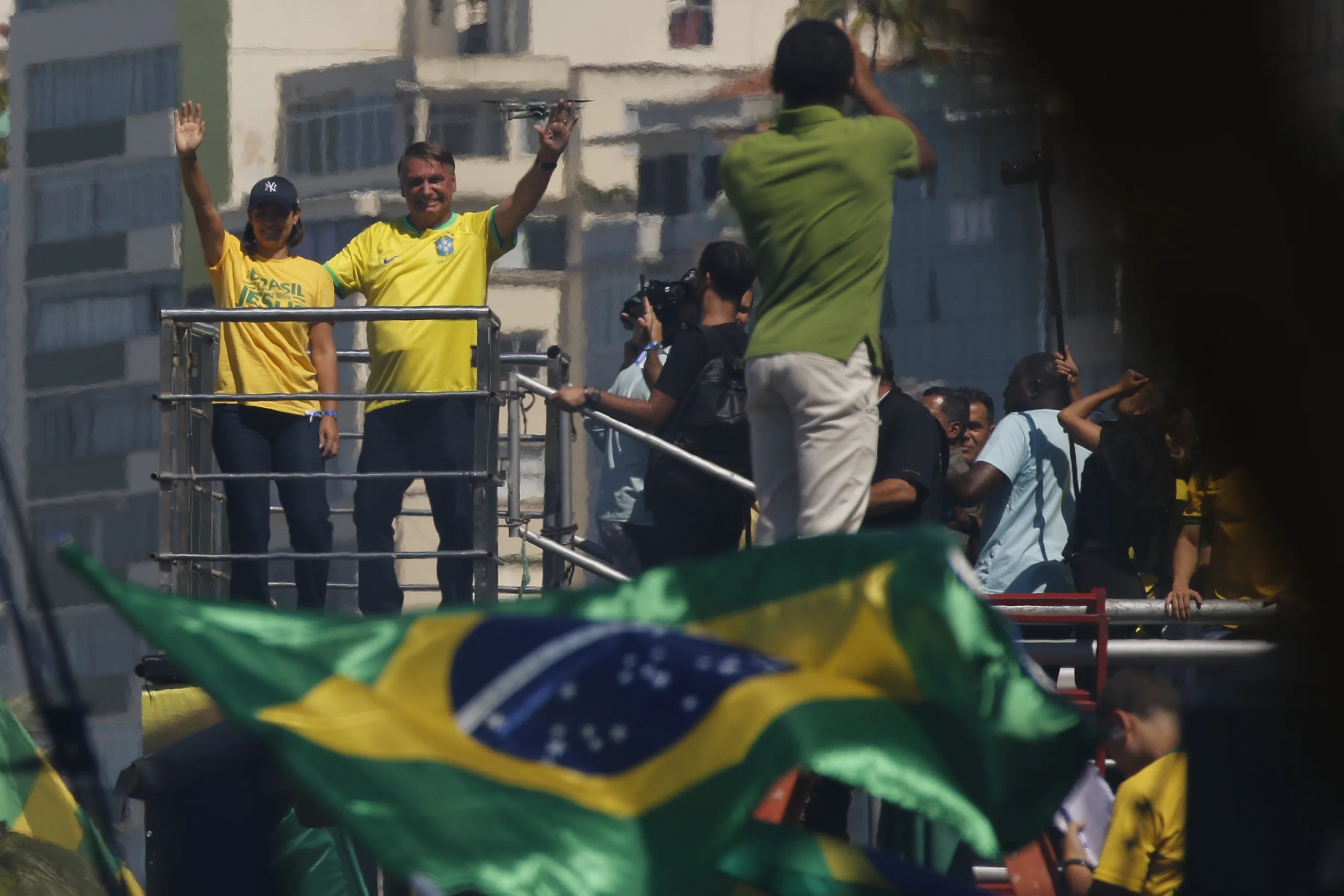 Rio de Janeiro (RJ) 21/04/2024 – O ex-presidente Jair Bolsonaro e sua esposa Michelle Bolsonaro reúnem apoiadores em manifestação política na orla de Copacabana. Foto: Fernando Frazão/Agência Brasil