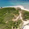 Muro de troncos de coqueiro construído na praia do Pontal de Maracaípe.