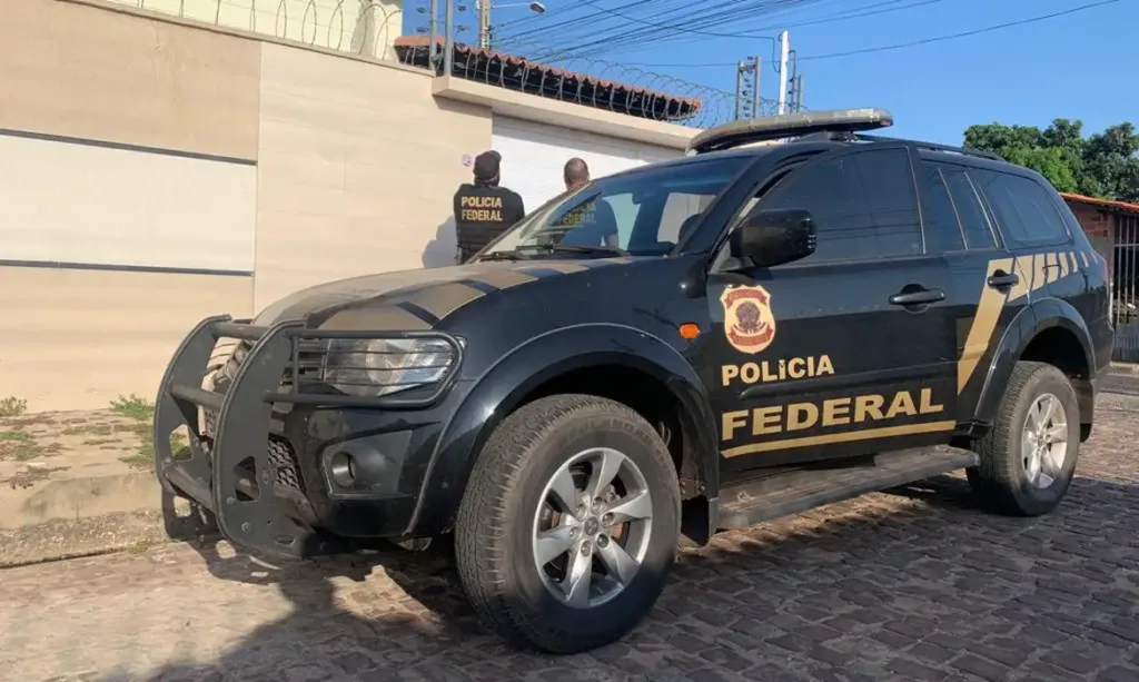 Agentes da PF cumprem mandados na casa do presidente do Solidariedade, Eurípedes Júnior, em Planaltina (DF).