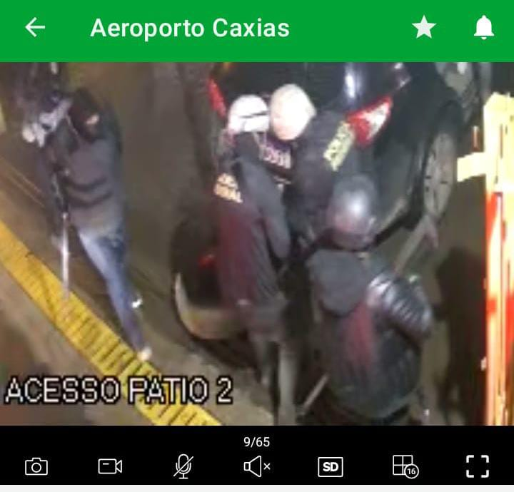 Policiais da Brigada Militar no Aeroporto de Caxias do Sul após tentativa de assalto a carro-forte.