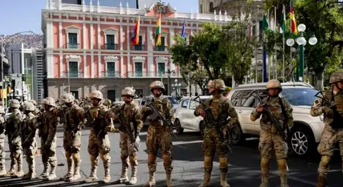 Tensão Militar na Bolívia: Tropas Mobilizadas em La Paz