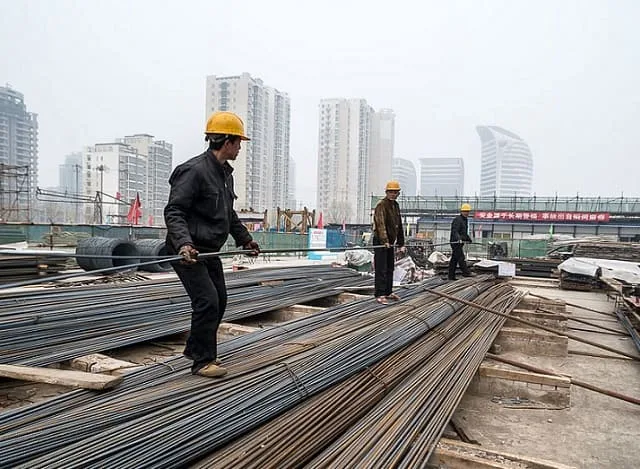 Trabalhadores da construção civil em Pequim. “Casas são para morar, não para especular”, sustentou Xi Jinping no 19º congresso do PCCh