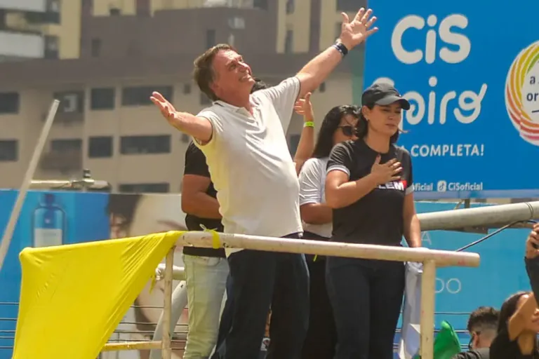 Bolsonaro discursa em cima de caminhão de som durante evento em Belém