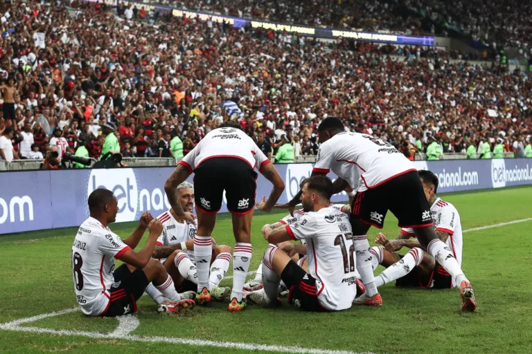 Flamengo goleia o Vasco por 6 a 1 e assume a liderança do Brasileirão