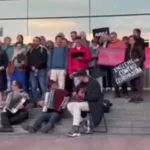 Manifestantes em frente ao Parlamento Europeu (Foto: Reprodução / X)