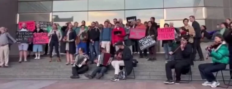 Manifestantes em frente ao Parlamento Europeu (Foto: Reprodução / X)