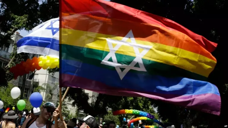 Israelenses e turistas na Parada do Orgulho Gay em Tel Aviv, em Israel, em 8 de junho de 2018. Foto: AP