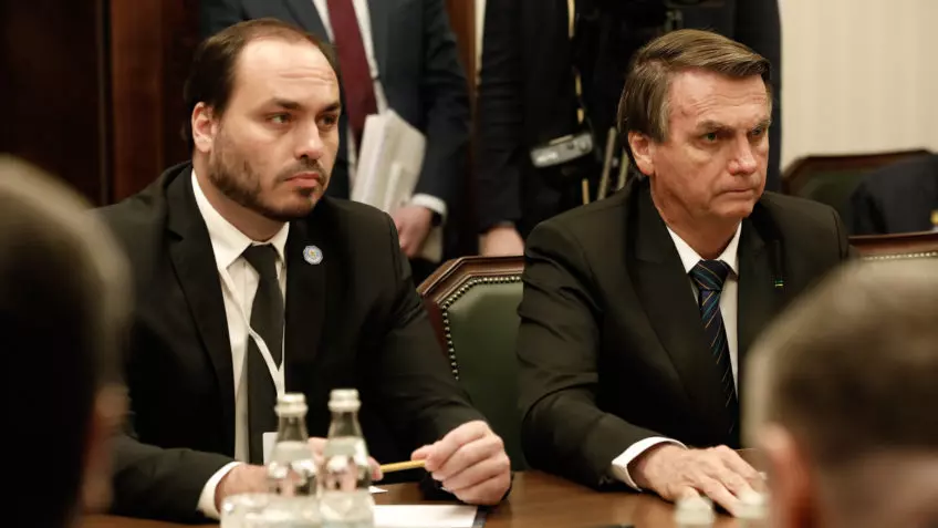 Carlos e Jair Bolsonaro, investigados no caso da Abin Paralela. Foto: reprodução