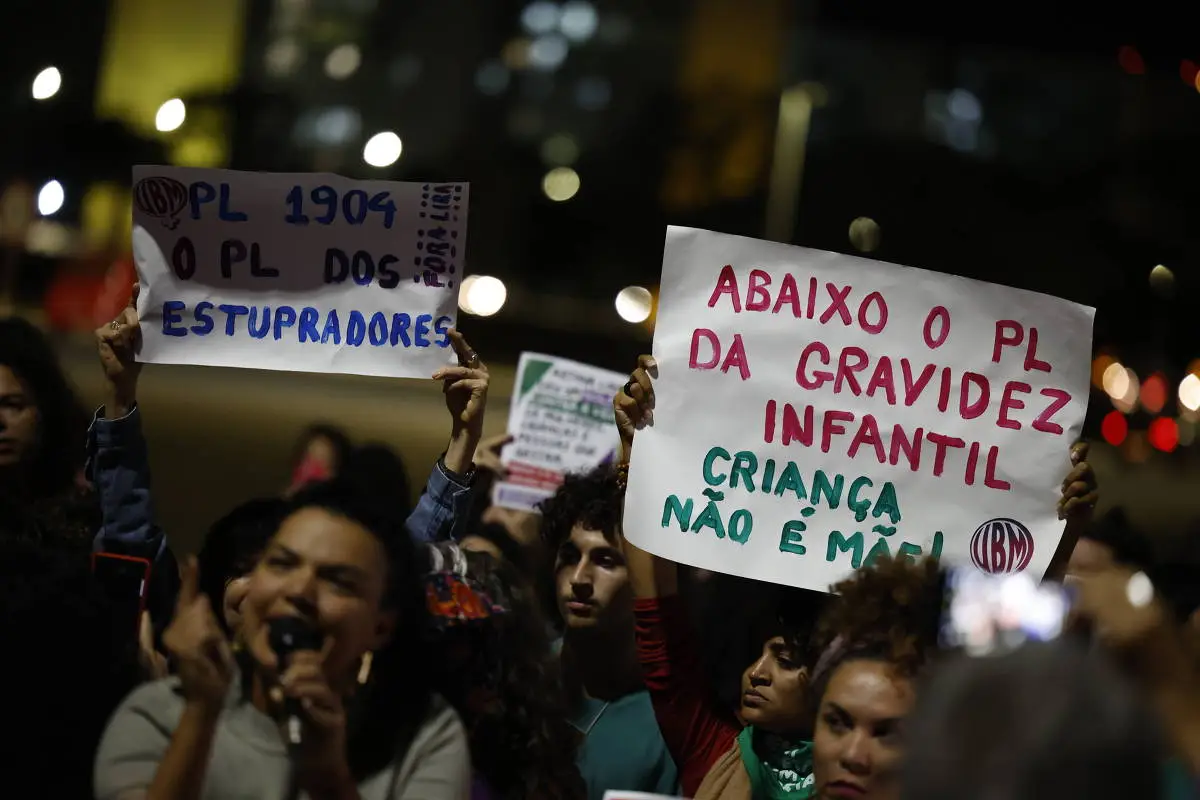 As ruas foram tomadas por manifestantes contra a PL do Estupro