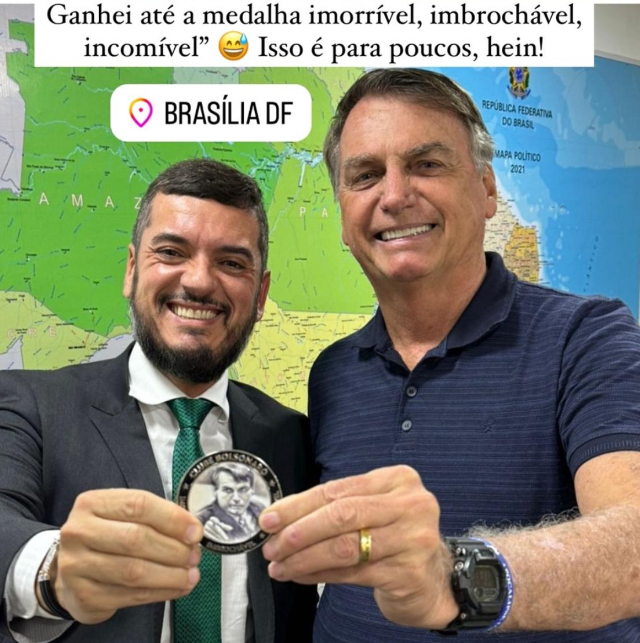 Rodrigo Bacellar encontra Jair Bolsonaro em Brasília, destacando a importância do diálogo na política e compartilhando condecoração humorística nas redes sociais.