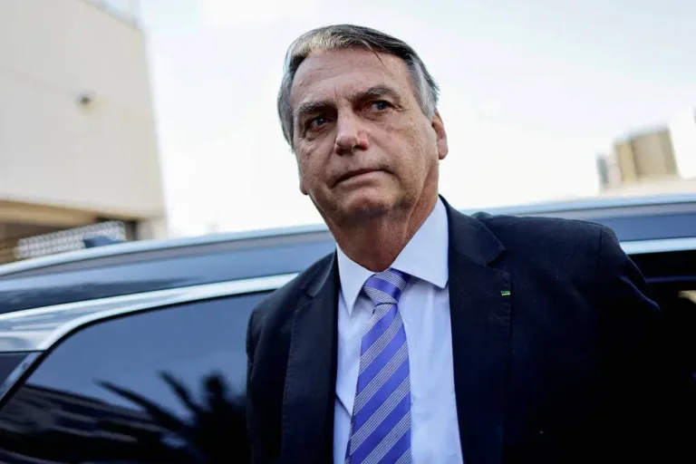 Polícia Federal finaliza inquéritos contra Bolsonaro por joias sauditas e fraudes nos cartões de vacinação, com indiciamento iminente