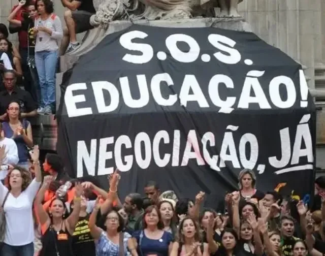 Lula convoca reunião com reitores para discutir a greve dos professores e técnicos administrativos das universidades federais, em greve desde abril.