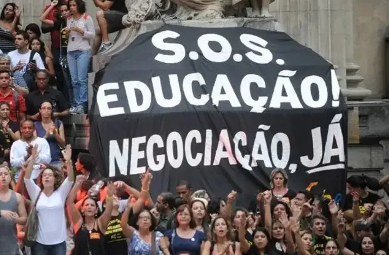 Lula convoca reunião com reitores para discutir a greve dos professores e técnicos administrativos das universidades federais, em greve desde abril.
