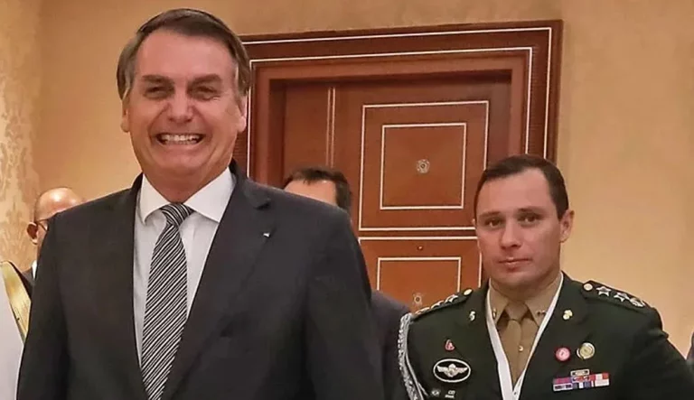 Bolsonaro e seu ex-ajudante de ordens, o tenente-coronel Mauro Cid. Foto: Reprodução