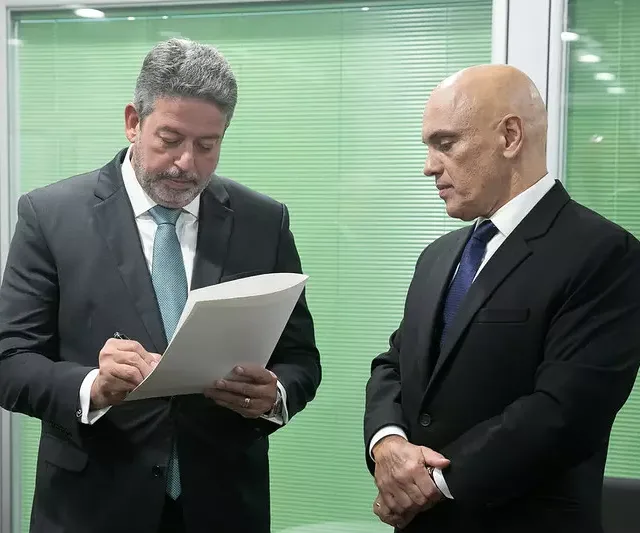 Ministro Alexandre de Moraes, do Supremo Tribunal Federal, e o presidente da Câmara dos Deputados, Arthur Lira. Foto: Antonio Augusto/Secom/TSE