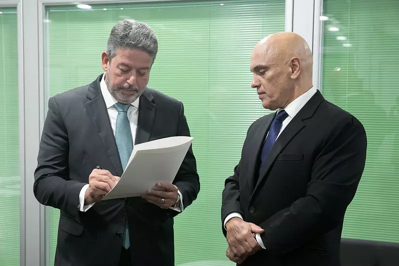 Ministro Alexandre de Moraes, do Supremo Tribunal Federal, e o presidente da Câmara dos Deputados, Arthur Lira. Foto: Antonio Augusto/Secom/TSE