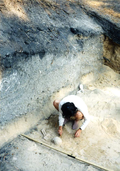 Pormenor da escavação de um esqueleto humano no Concheiro do Cabeço da Amoreira. Foto de Mirjana Roksandic
