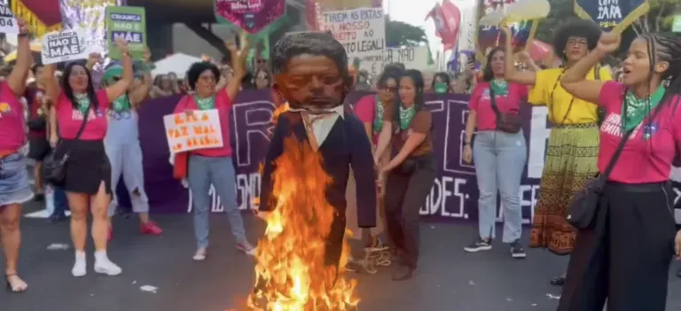 Manifestantes em São Paulo protestam contra o PL antiaborto.