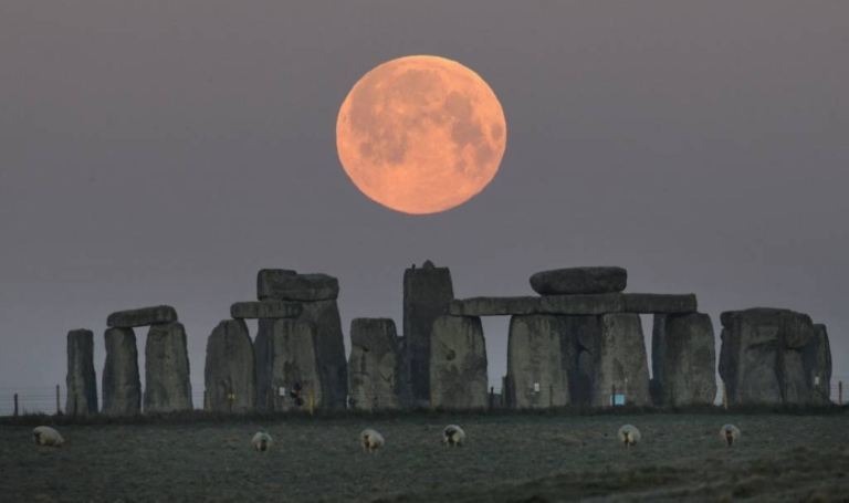 Lua cheia registrada no monumento Stonehenge, no Reino Unido. Foto: Reprodução