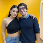 Beatriz Reis e Daniel Rangel posam nos bastidores de Família é Tudo (Foto: Divulgação)