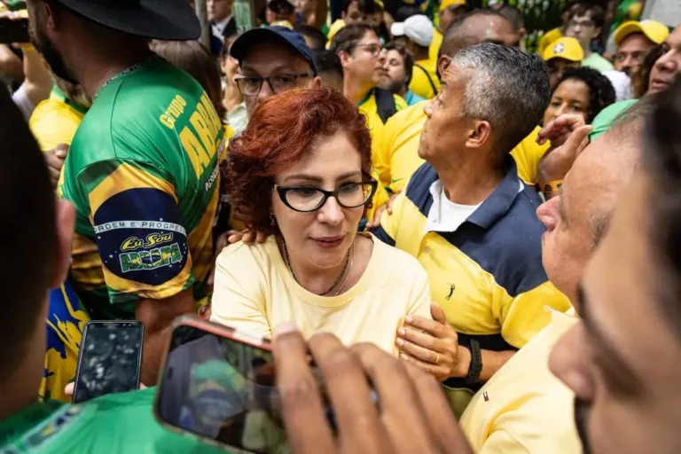 Zambelli e Von Hattem fizerem discursos inflamados; Tarcísio e Bolsonaro não compareceram