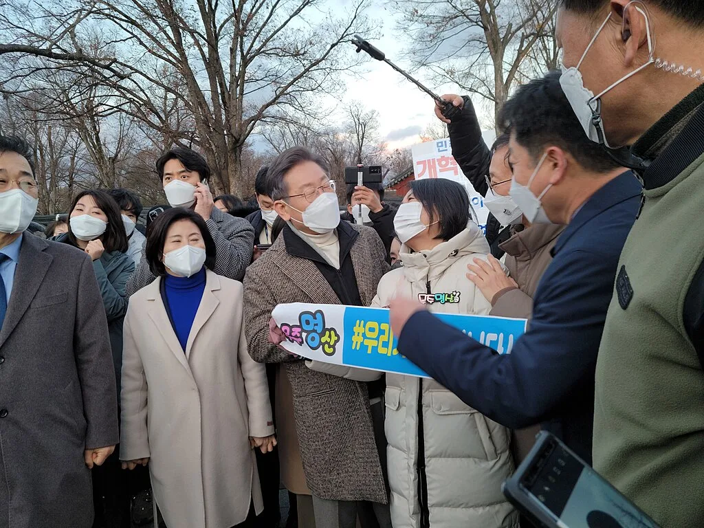 Lee Jae-myung, líder do Partido Democrático da Coreia, durante sua campanha presidencial em 2021. (Foto: 고려 / Wikicommons)