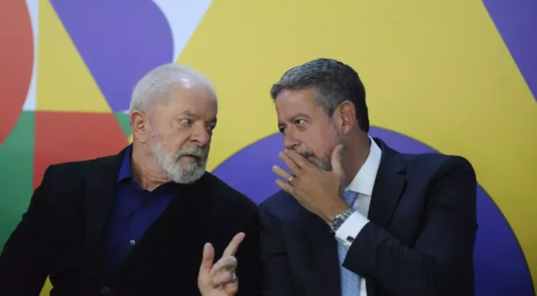 O presidente Luiz Inácio Lula da Silva (PT) e o presidente da Câmara, Arthur Lira (PP-AL). Foto: Cláudio Reis/Enquadrar