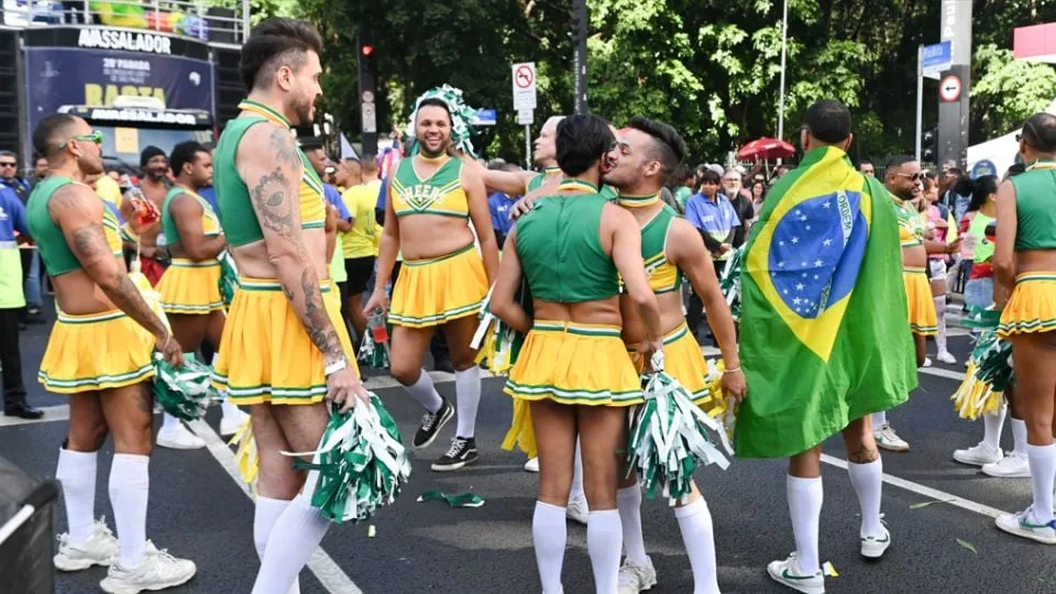 Verde e amarelo são ressignificados na Parada LGBTQIA+ da avenida Paulista. Créditos: Andre Ribeiro/Thenews2/Folhapress