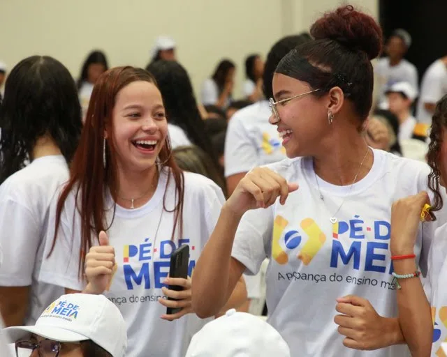 Mais de 2,7 milhões de alunos do ensino médio de todo o país estão entre os beneficiários do Pé-de-Meia - Foto: Luís Fortes/MEC