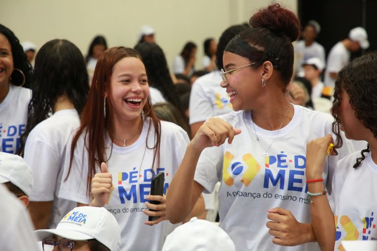 Mais de 2,7 milhões de alunos do ensino médio de todo o país estão entre os beneficiários do Pé-de-Meia - Foto: Luís Fortes/MEC