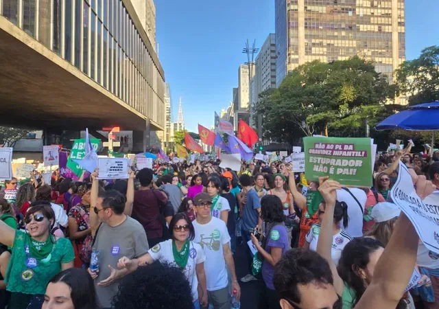 Manifestantes criticam texto que estabelece punição de 6 a 20 anos de prisão para abortos acima de 22 semanas de gestação - Caroline Oliveira/Brasil de Fato