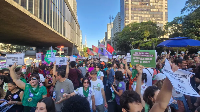 Manifestantes criticam texto que estabelece punição de 6 a 20 anos de prisão para abortos acima de 22 semanas de gestação - Caroline Oliveira/Brasil de Fato