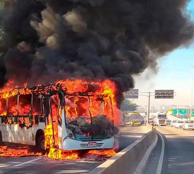 Operação policial na Maré deixa três mortos e causa bloqueios em vias expressas. Criminosos reagem incendiando ônibus e interrompendo serviços.