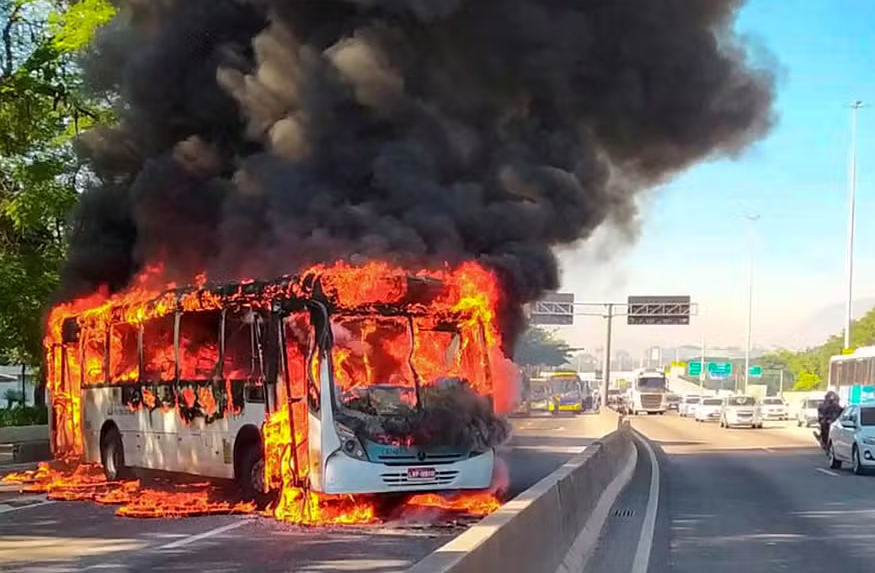 Operação policial na Maré deixa três mortos e causa bloqueios em vias expressas. Criminosos reagem incendiando ônibus e interrompendo serviços.