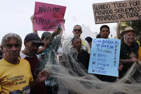 Manifestantes protestam contra PEC das Praias na orla do Rio - Foto: Ag Brasil