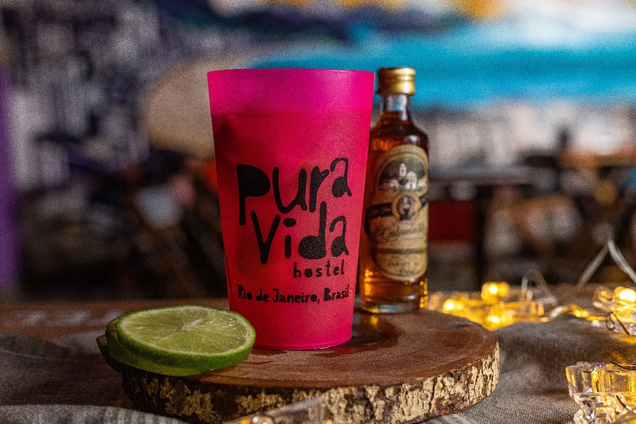 Caipirinha autoral Gabriela, feita com cachaça de cravo e canela do Pura Vida Hostel. Foto: Divulgação.