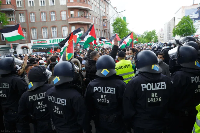 Cordão policial contra ato pró-Palestina na Alemanha. (Foto: Montecruz Foto / www.montecruzfoto.org)