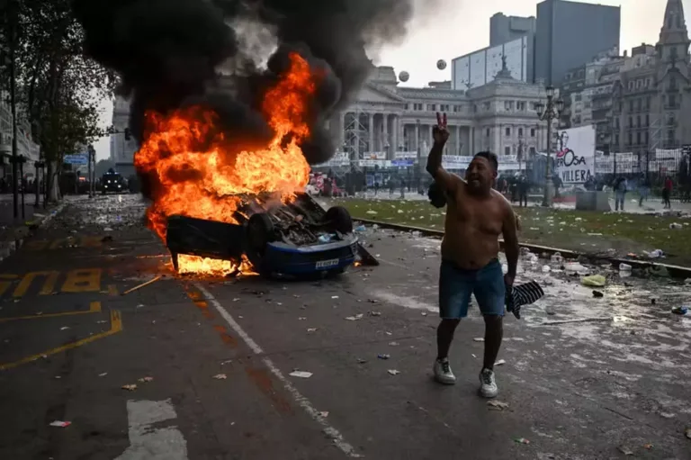 Carro foi queimado perto do Congresso argentino – Foto: AFP
