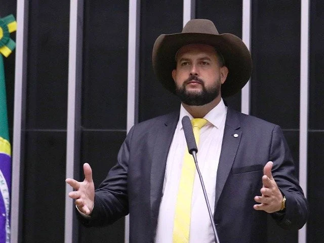 Justiça decreta prisão do deputado bolsonarista Zé Trovão por dívida de pensão