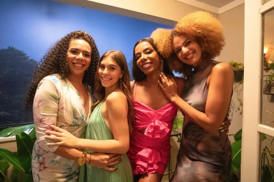 As quatro amigas posando para foto nos bastidores (Foto: Divulgação/Globo)