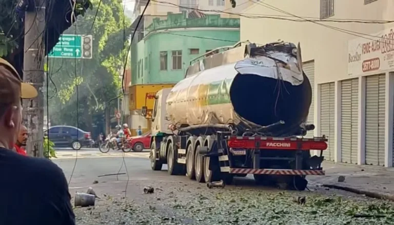 Caminhão ficou completamente destruído após a explosão – Foto: Reprodução